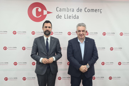 El conseller de Empresa y Trabajo, Roger Torrent, con el presidente de la Cámara de Comercio de Lleida, Jaume Saltó.