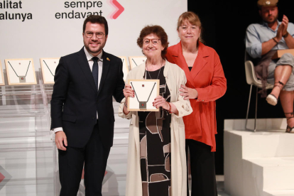 Els lleidatans guardonats, amb el president i els delegats del Govern a Lleida, Montse Bergés, i al Pirineu, Josep Castells.