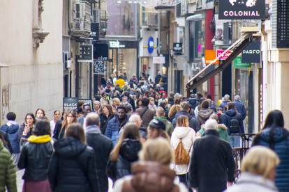 Imatge de finals de novembre de ciutadans passejant per l’Eix Comercial de Lleida.