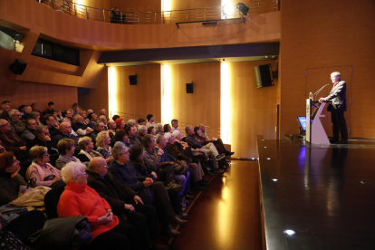 Más de 50 personas asistieron ayer a la conferencia del cientificó mexicano en CaixaForum Lleida. 