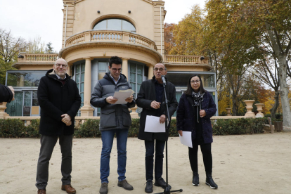 Jaume Rutllant, Toni Postius, Miquel Pueyo i Jordina Freixanet, ahir davant del Xalet dels Camps Elisis.