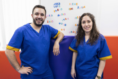 El fisioterapeuta Borja Recuenco y la neuropsicóloga Alicia Moraleda, que trabajan con supervivientes de cáncer, posan para el fotógrafo en el Centro de Asion de Madrid.