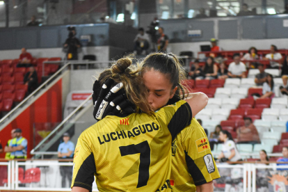 Luchi Agudo consola Julieta Fernández, autora del gol lleidatà.