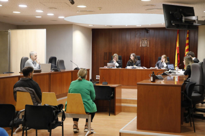El acusado, junto a la traductora, durante el juicio celebrado ayer en la Audiencia de Lleida. 