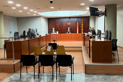 La Audiencia de Lleida, con los jueces, la fiscal y el abogado de la defensa pero sin el acusado, que no se ha presentado, al juicio por intento de homicidio