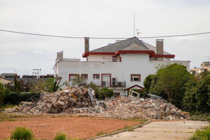 Uno de los edificios colindantes de la actual residencia Emera Lleida ya ha sido demolido.