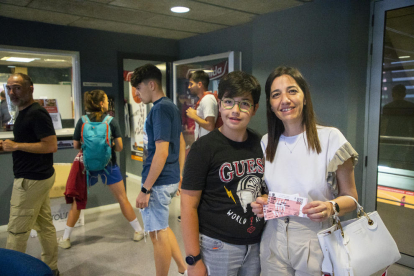 Aficionados del Força Lleida posan con las localidades que ayer adquirieron para el duelo de esta noche.