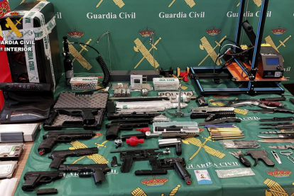 Detenido un hombre que tenía un taller de fabricación de armas en Girona