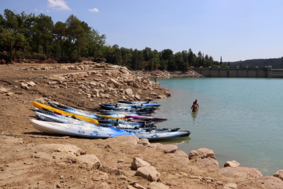 La sequía ha restringido las actividades naúticas en los pantanos del Solsonès. En la foto Sant Ponç.