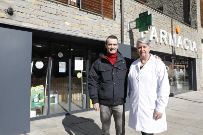 El emprendedor David García Broto junto a  Carme Borràs, farmacéutica de El Pont de Suert. 