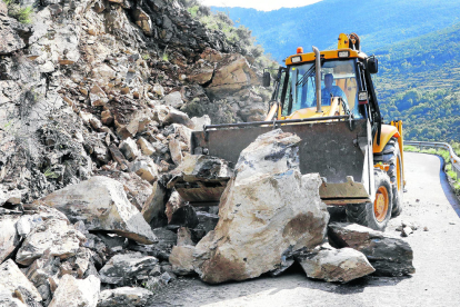 Rialp. Els operaris van treballar ahir per retirar les grans roques que es van desprendre d'un pendent sobre la
calçada de la carretera local que dona accés al nucli de Caregue i garantir la seguretat de la circulació.