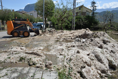 Coll de Nargó. Una excavadora retirava ahir al matí el granís que va caure en aquesta població de l'Alt Urgell, on va caure pedra de la mida d'una moneda d'un euro.