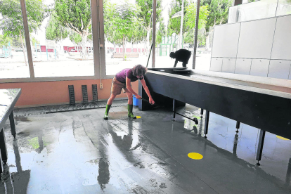 Balaguer. L'aigua va inundar les instal·lacions del Centre de l'Or del Segre
i va provocar la caiguda de part del fals sostre. El centre roman tancat.