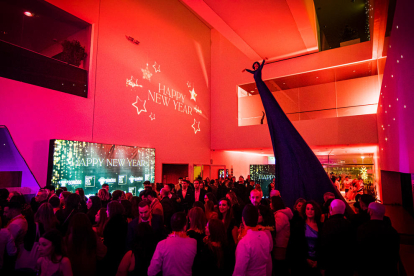 El Teatre de la Llotja de Lleida va celebrar en gran el comiat del 2022 i l'entrada del 2023 amb música i ball en una festa multitudinària