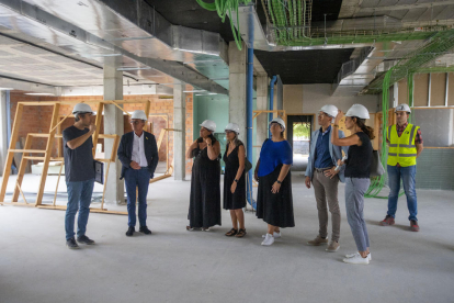 El alcalde y el delegado de Educación visitaron ayer las obras del nuevo colegio de Balàfia.