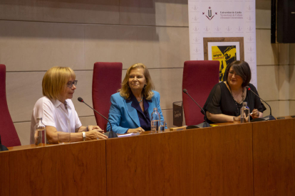 Montse Sanjuan i la periodista de SEGRE Anna Sàez van obrir l’entrevista a la premiada Carme Riera.