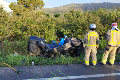 Estado en que quedó uno de los coches implicados en el accidente.
