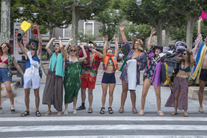 La quincena de alumnos convirtieron el Pati de Tàrrega en una playa ayer al mediodía. 