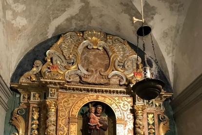 Dos imágenes del retablo de Sant Antoni de la iglesia de Palau de Noguera, en el Pallars Jussà, antes y después de la restauración.