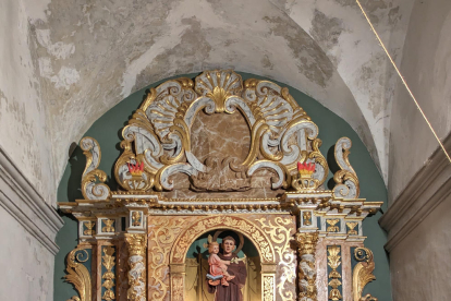 Dos imágenes del retablo de Sant Antoni de la iglesia de Palau de Noguera, en el Pallars Jussà, antes y después de la restauración.