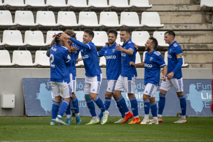 Figueras, al centre, celebra amb companys un gol diumenge passat.