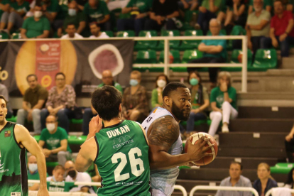 Shaquille Cleare intenta ganar la posición ante Dukan.