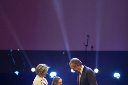 Àngela Mora recibe su premio acompañada de su entrenadora.