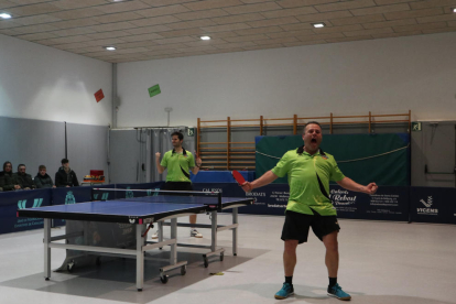 Un jugador del Mollerussa celebra la victòria.