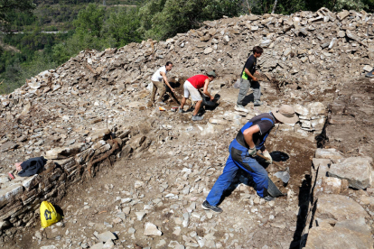 Arqueólogos durante los trabajos de excavación llevados a cabo en Pui de la Pobla de Segur.