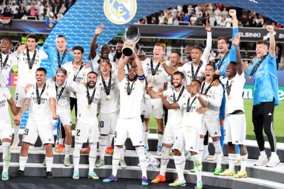 Los jugadores del Madrid levantan la Copa, ayer en el Olímpico de Helsinki.