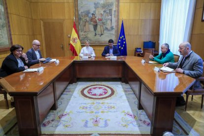 Yolanda Díaz i els líders sindicals, en la reunió d’ahir.