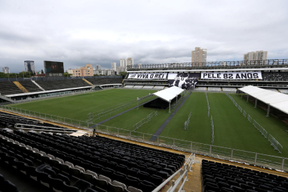 Vista general del estadio del Santos en las que se han instalado unas carpas para el velatorio de Pelé.