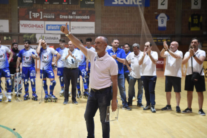 Albert Folguera agradece a la afición el apoyo de todos estos años durante el acto de homenaje que se hizo al acabar el partido de ayer.