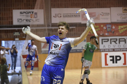 Sergi Duch celebra eufòric un dels gols del portuguès Nuno Paiva que sentenciaven el partit davant de la incredulitat d'un jugador del Liceo.