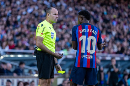 Dembélé avanza a trompicones ante la entrada de un rival.