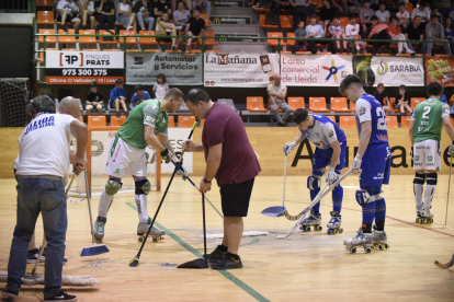 Carballeira i Folguera, ajudant a recollir els vidres del focus.