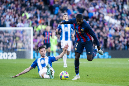 Dembélé avança a batzegades davant de l’entrada d’un rival.