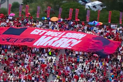 El club de fans de Marc Márquez, piloto ausente en Jerez por lesión, muestra una pancarta de apoyo.