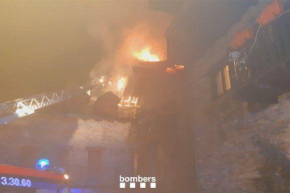 Fins a nou dotacions dels bombers han treballat en l'incendi d'una casa de 3 plantes a Alins.
