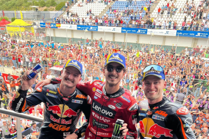 Pecco Bagnaia celebra el triomf a Jerez al costat de Brad Binder i Jack Miller, els dos pilots de KTM.