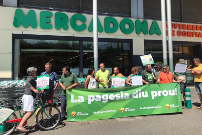 Ganaderos protestando frente a un supermercado por el bajo precio de la leche.