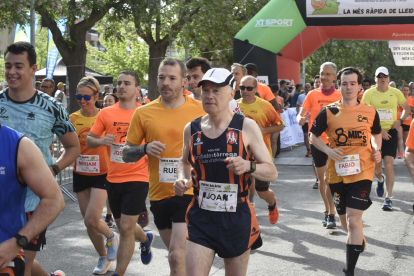 Los atletas participantes afrontan los primeros metros de la carrera, que contó con dos recorridos de 10 y 5 kilómetros.