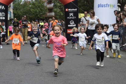 Els atletes participants afronten els primers metres de la carrera, que va comptar amb dos recorreguts de 10 i 5 quilòmetres.