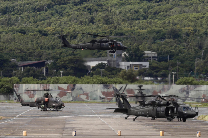 Helicópteros de combate de Taiwán durante sus maniobras.