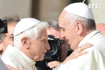 El papa emérito reposa en el monasterio Mater Ecclesiae, con la casulla roja pontificia pero sin palio. 