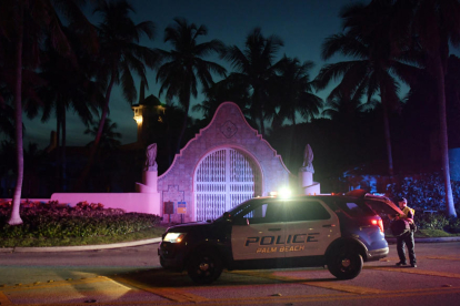 Imatge de l’entrada principal de la mansió de Donald Trump Mar-a-Lago, a Florida.