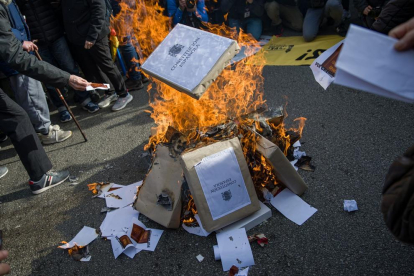 Una hoguera donde se queman constituciones y banderas de España durante una concentración de CDR este martes contra la reforma del Código Penal en Barcelona.