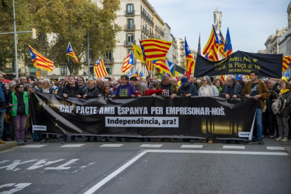 Desenes de persones amb banderes de l'estelada i una pancarta encapçalen una manifestació de l'ANC a Barcelona contra la reforma del Codi Penal.