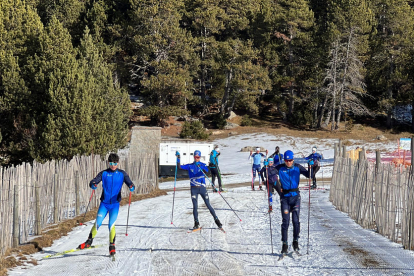Diversos integrants d'un equip que practica esquí nòrdic, a la zona de la base de l'estació de Lles.
