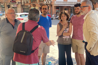 Larrosa amb veïns i comerciants de l’Escorxador.